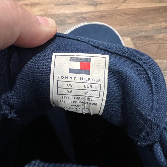 Two pairs of shoes 🖤💙Levi’s &HILFIGER - Picture 7 of 15